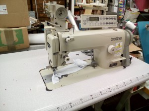 BROTHER SL-2110-403 - occasion Machine à coudre industrielle Piqueuse plate avec coupe fils