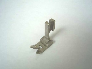 - Largeur 10mm Pied de biche pour machine à coudre industrielle