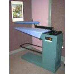 FOX 601 d'occasion Table de repassage triangulaire et pointue industrielle