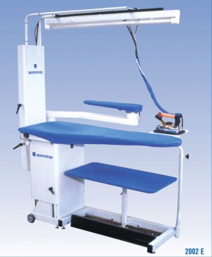 ROTONDI 2000E Table de repassage triangulaire et pointue industrielle