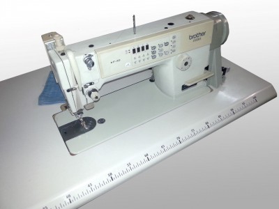 Brother F40 - Piqueuse plate avec coupe fils automatique d'ocassion avec relevage de pied automatique